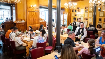 Milano e il risiko della ristorazione, in 11 anni persi 1.651 bar sostituiti da ristoranti: “Ci salva il turismo”