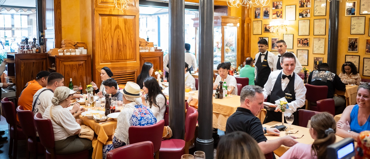 Milano e il risiko della ristorazione, in 11 anni persi 1.651 bar sostituiti da ristoranti: “Ci salva il turismo”