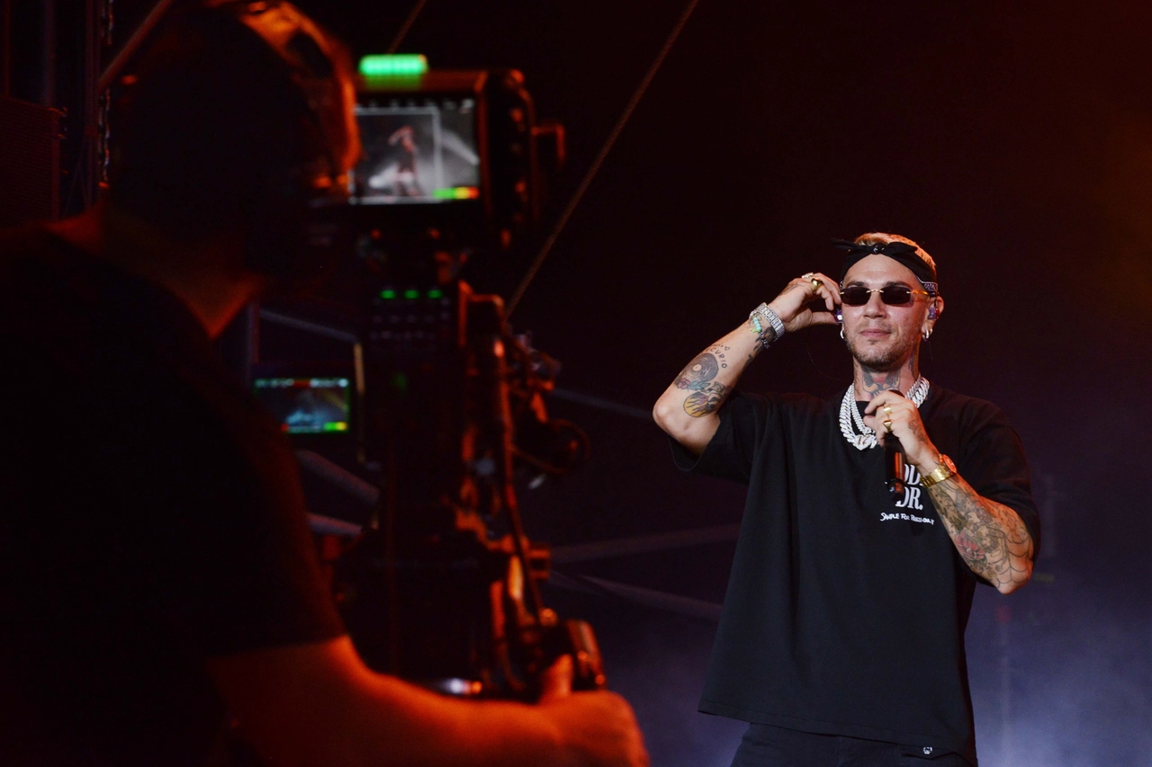 Emis Killa durante il concerto del 2 settembre scorso a Rho Fiera Milano