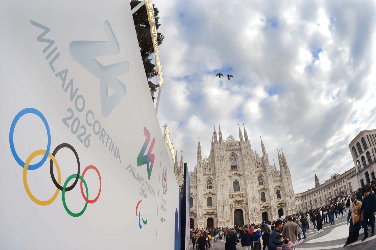 Piazza Duomo con il logo olimpico in primo piano