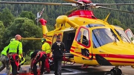 I soccorritori sono riusciti a recuperare padre e figlio di 55 e 15 anni dopo una notte trascorsa all’addiaccio. nella zona del passo Blisie, sul Massiccio dell’Adamello I soccorritori sono riusciti a recuperare padre e figlio di 55 e 15 anni dopo una notte trascorsa all’addiaccio. nella zona del passo Blisie, sul Massiccio dell’Adamello