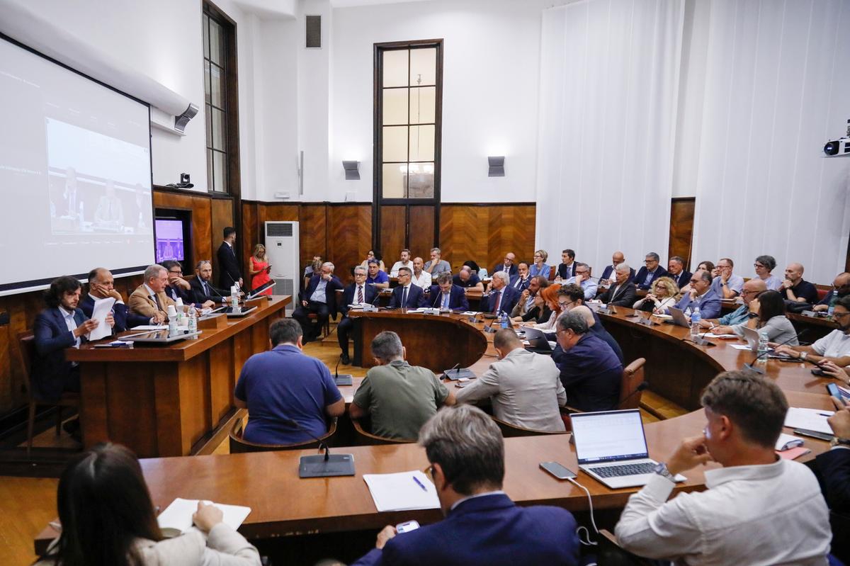Agrate, St ritira i 1.500 esuberi. Sindacati cauti: manca ancora il piano industriale Agrate, St ritira i 1.500 esuberi. Sindacati cauti: manca ancora il piano industriale