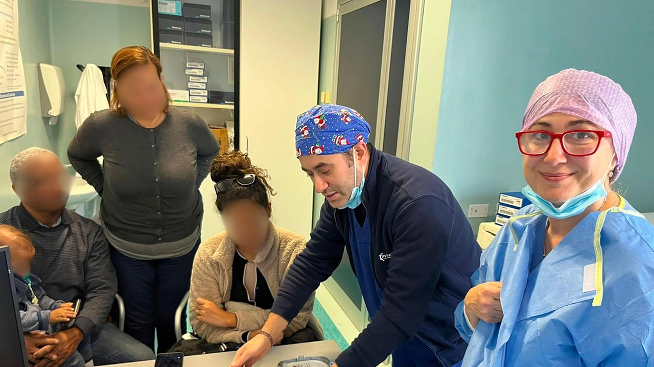 La consegna alla famiglia del defibrillatore acquistato dall’associazione La consegna alla famiglia del defibrillatore acquistato dall’associazione