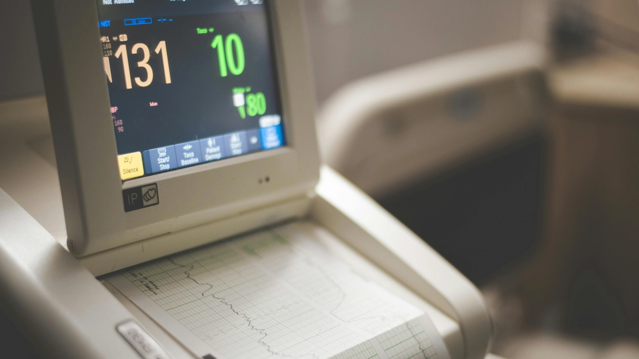 72enne avverte un dolore al petto e va in ospedale. Dopo 4 ore lo dimettono, ma una volta arrivato a casa muore (foto generica) 72enne avverte un dolore al petto e va in ospedale. Dopo 4 ore lo dimettono, ma una volta arrivato a casa muore (foto generica)