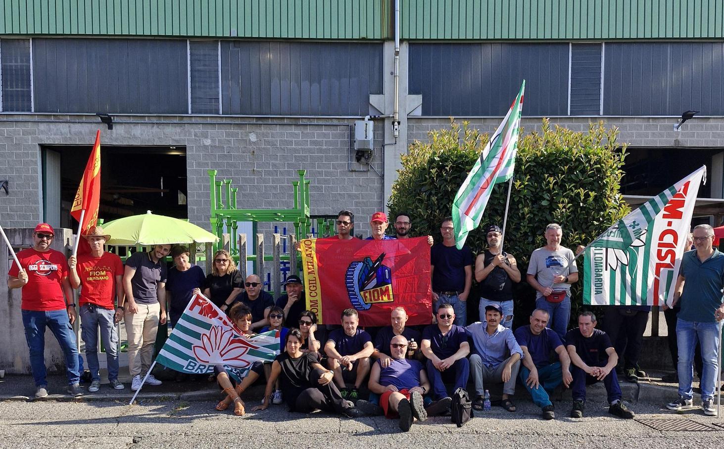 Lo sciopero alla Emmegi: "Capannone bollente e operai in età avanzata: temperature inaccettabili"