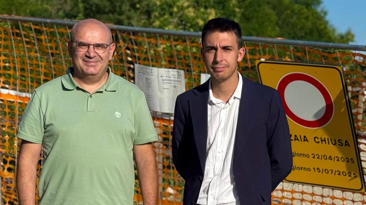 I consiglieri Massimo Cozzi e Christian Colombo davanti al cantiere fermo della Linea 15 Il primo ha sollevato il caso in Consiglio comunale l’altro ha chiesto chiarezza in quello Metropolitano I consiglieri Massimo Cozzi e Christian Colombo davanti al cantiere fermo della Linea 15 Il primo ha sollevato il caso in Consiglio comunale l’altro ha chiesto chiarezza in quello Metropolitano
