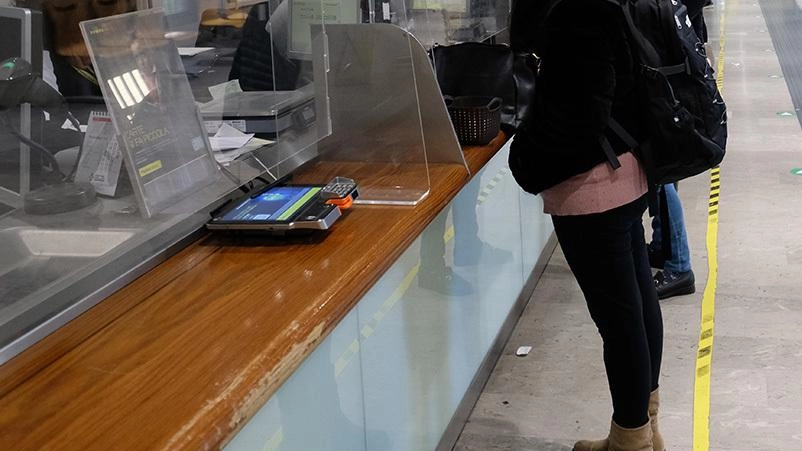 L’ufficio postale di via Volta è stato messo sottosopra davanti a decine di utenti da un cliente che ha lanciato oggetti e insultato gli sportellisti L’ufficio postale di via Volta è stato messo sottosopra davanti a decine di utenti da un cliente che ha lanciato oggetti e insultato gli sportellisti