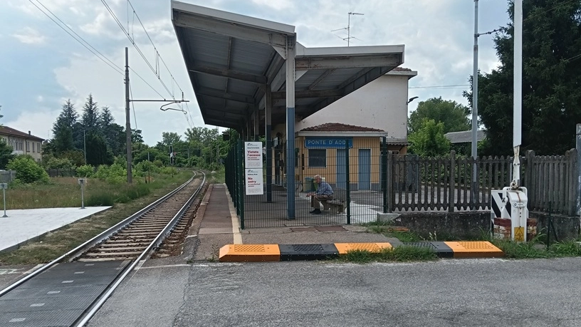 La stazione di Ponte d’Adda ora a un solo binario. Il potenziamento della linea riguarda la tratta Codogno Piadena La stazione di Ponte d’Adda ora a un solo binario. Il potenziamento della linea riguarda la tratta Codogno Piadena