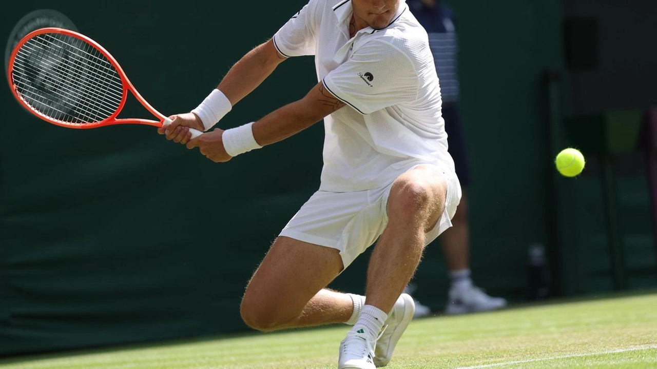 L’ottima prestazione fornita sulla magica erba londinese di Wimbledon dove ha raggiunto il terzo turno consente a Mattia Bellucci (nella... L’ottima prestazione fornita sulla magica erba londinese di Wimbledon dove ha raggiunto il terzo turno consente a Mattia Bellucci (nella...