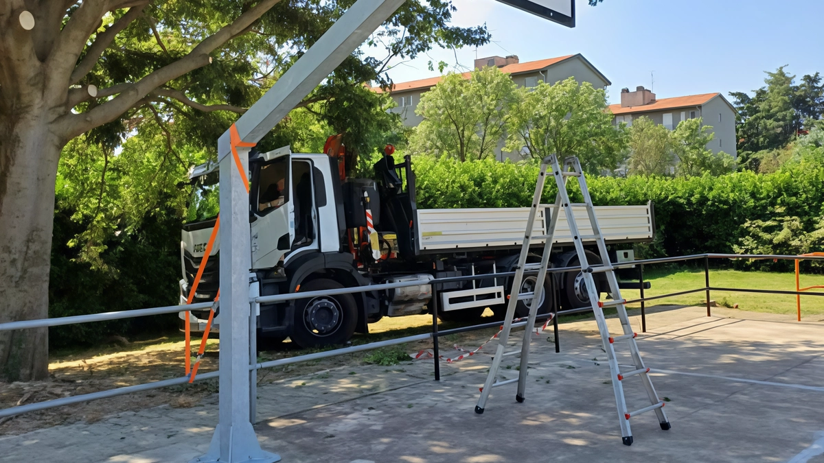 Lavori al parco di via Bologna: già installati i nuovi impianti per il gioco della pallacanestro Lavori al parco di via Bologna: già installati i nuovi impianti per il gioco della pallacanestro