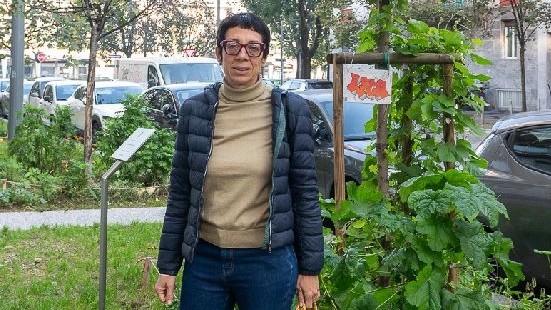 Anna Lacangellera madre di Luca Marengoni in via Strambio accanto a uno degli alberi già piantati in onore del figlio Anna Lacangellera madre di Luca Marengoni in via Strambio accanto a uno degli alberi già piantati in onore del figlio