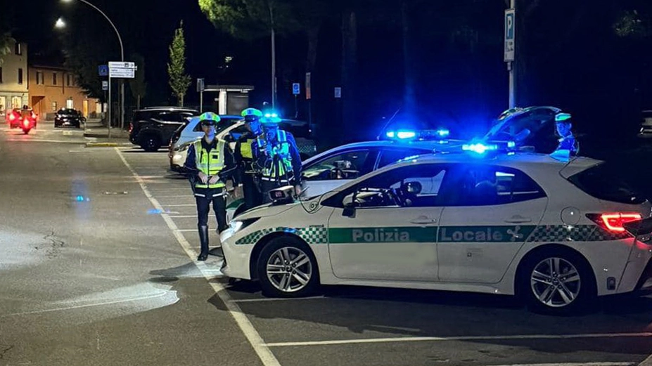 Una pattuglia della Polizia locale. Per i sindacati "la coperta è corta" Una pattuglia della Polizia locale. Per i sindacati "la coperta è corta"
