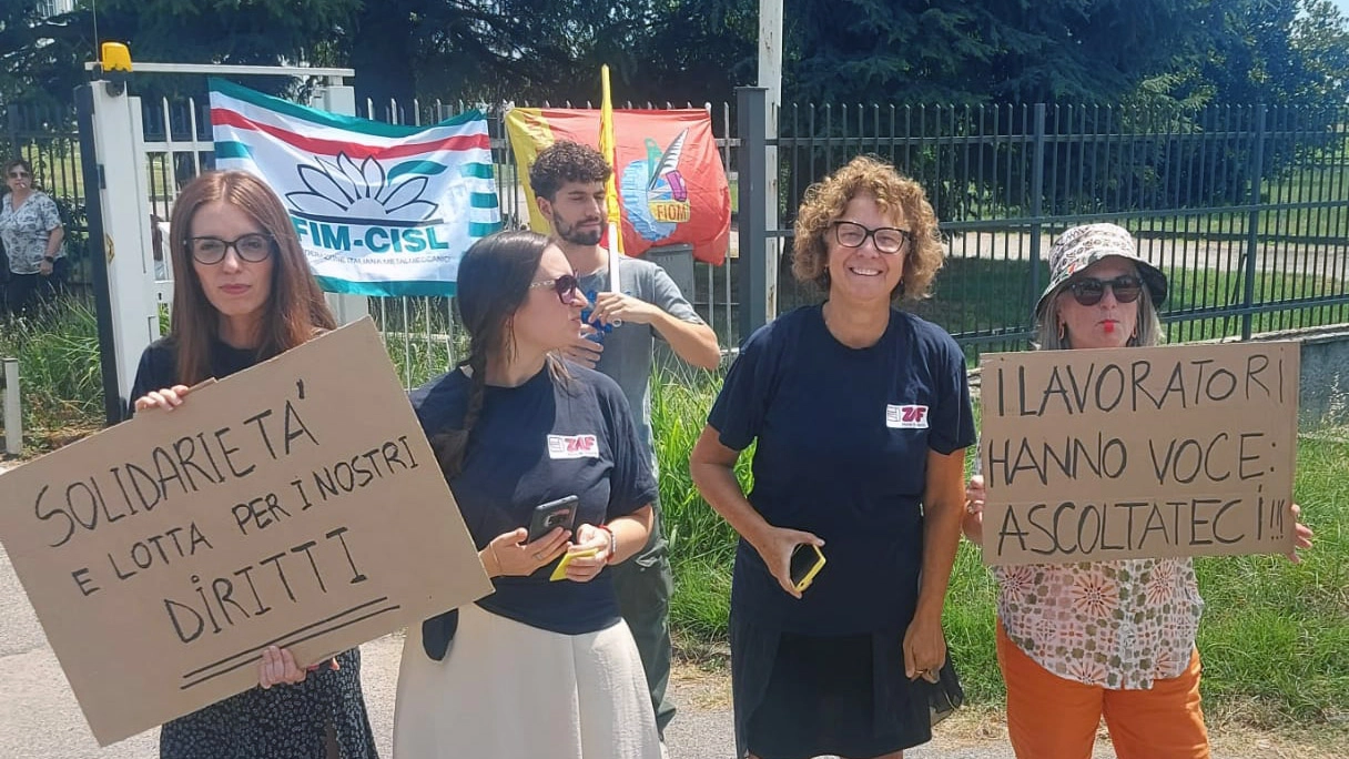 Zibido San Giacomo, protesta dei lavoratori dell'azienda Zaf contro la chiusura improvvisa Zibido San Giacomo, protesta dei lavoratori dell'azienda Zaf contro la chiusura improvvisa