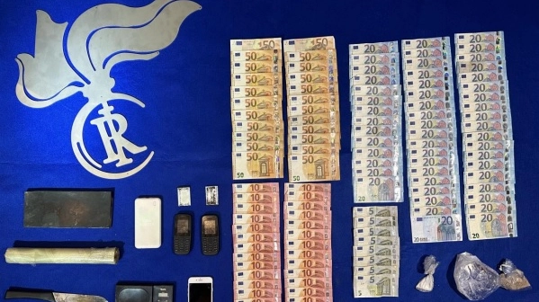 Droga, soldi ed effetti personali sequestrati dai carabinieri Droga, soldi ed effetti personali sequestrati dai carabinieri