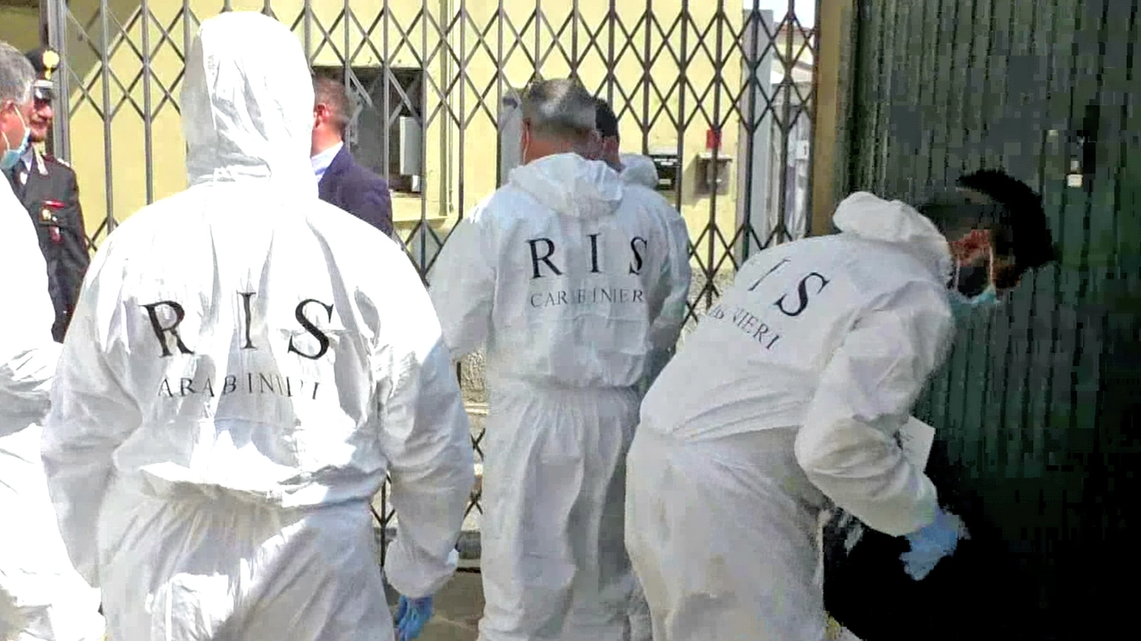 Carabinieri nella casa di Moussa Sangare Carabinieri nella casa di Moussa Sangare