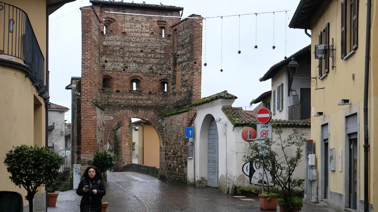 La Soprintendenza ha negato il recupero dei dipinti ottocenteschi ormai cancellati dal tempo. Ma grazie a un certosino lavoro di video mapping ora le opere originali potranno tornare alla luce. La Soprintendenza ha negato il recupero dei dipinti ottocenteschi ormai cancellati dal tempo. Ma grazie a un certosino lavoro di video mapping ora le opere originali potranno tornare alla luce.