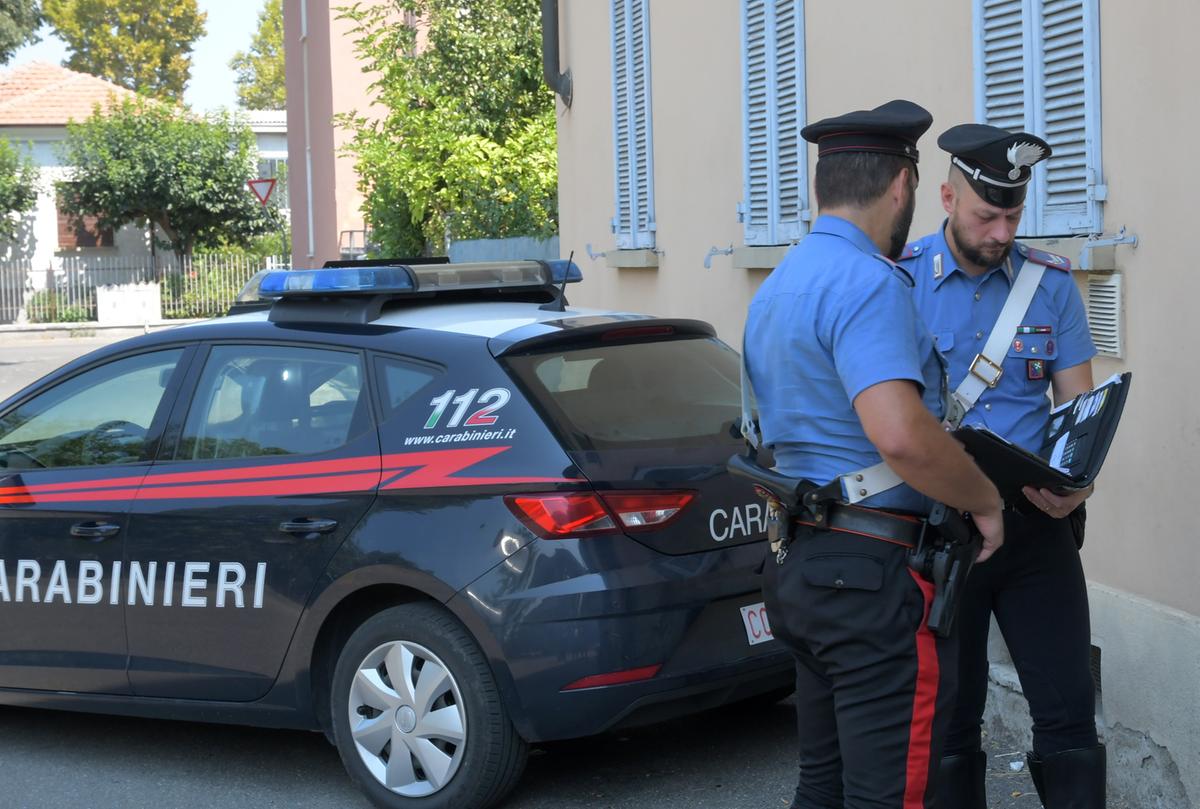 voghera assalto in farmacia passante coraggioso strappa il bottino al rapinatore in fuga