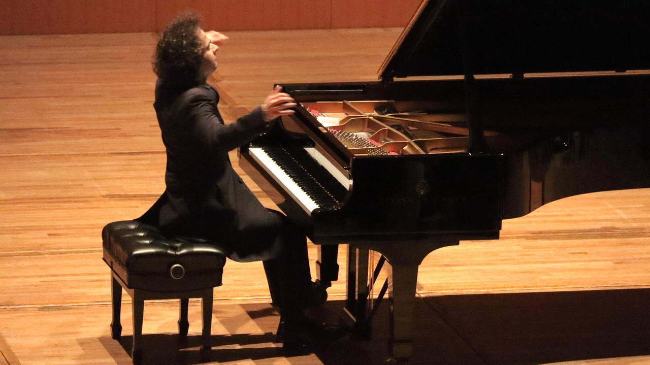 Il pianista Christian Leotta, che prosegue la sua maratona con oltre 14 ore complessive di musica eseguite a memoria dedicata... Il pianista Christian Leotta, che prosegue la sua maratona con oltre 14 ore complessive di musica eseguite a memoria dedicata...