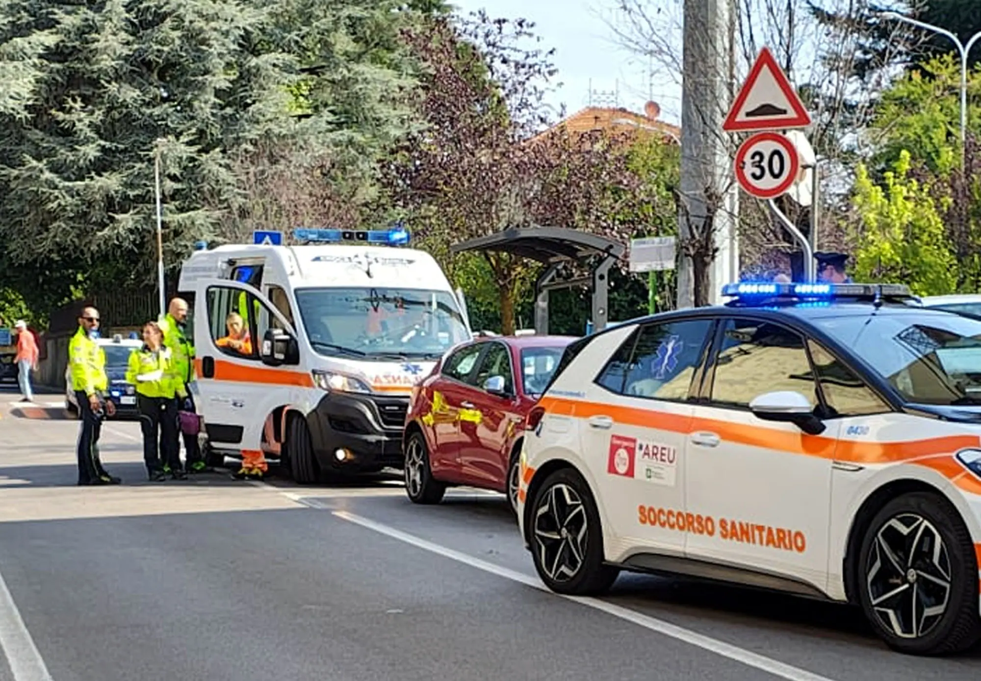 Incidente a Mandello del Lario, si scontra in moto contro un'auto: grave ragazzino di 14 anni