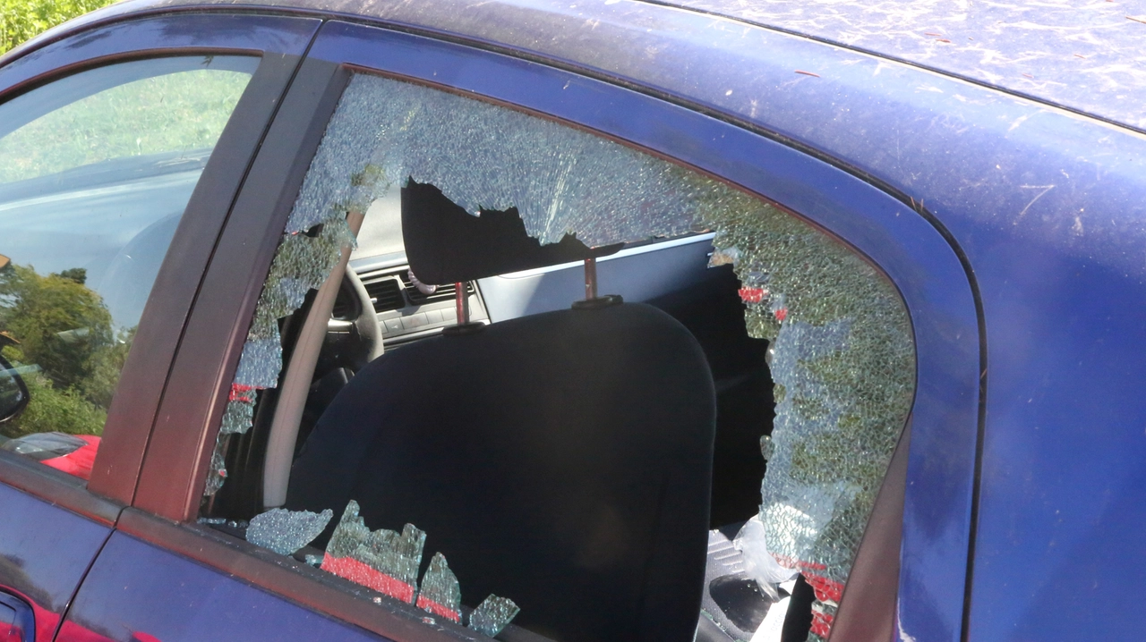 Foto di repertorio di un finestrino rotto per furti dentro le auto Foto di repertorio di un finestrino rotto per furti dentro le auto