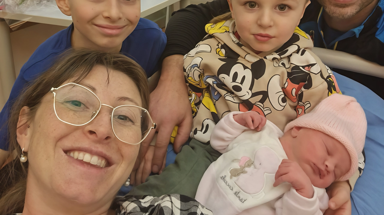 Anita riposa tranquilla tra mamma papà e i due fratellini Anita riposa tranquilla tra mamma papà e i due fratellini