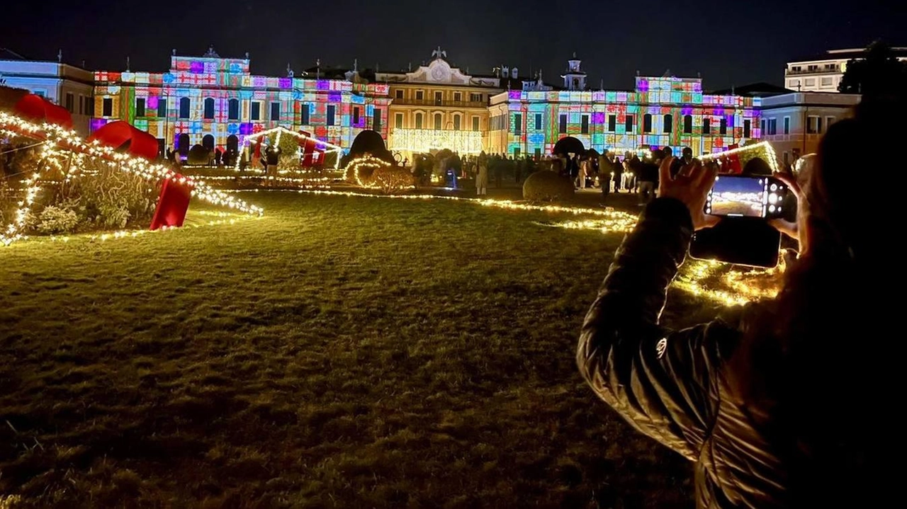Varese, oltre 6mila persone hanno partecipato all’inaugurazione degli eventi di Natale. La facciata del palazzo è animata dalle figure di elfi, boschi incantati, stelle e pacchi regalo. Varese, oltre 6mila persone hanno partecipato all’inaugurazione degli eventi di Natale. La facciata del palazzo è animata dalle figure di elfi, boschi incantati, stelle e pacchi regalo.