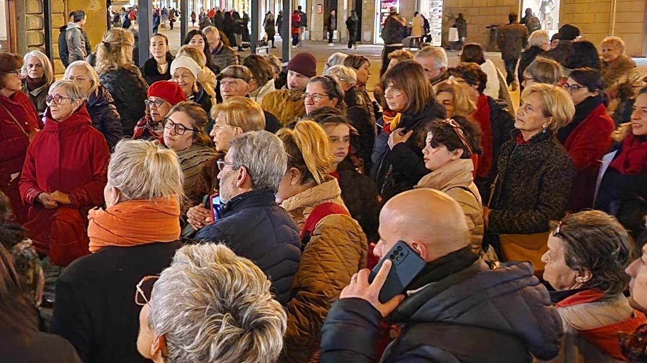Donne per la Pace a Sondrio per un sit-in silenzioso chiedendo il cessate il fuoco in zone di guerra. Impegno per trasparenza sul commercio di armi. Donne per la Pace a Sondrio per un sit-in silenzioso chiedendo il cessate il fuoco in zone di guerra. Impegno per trasparenza sul commercio di armi.