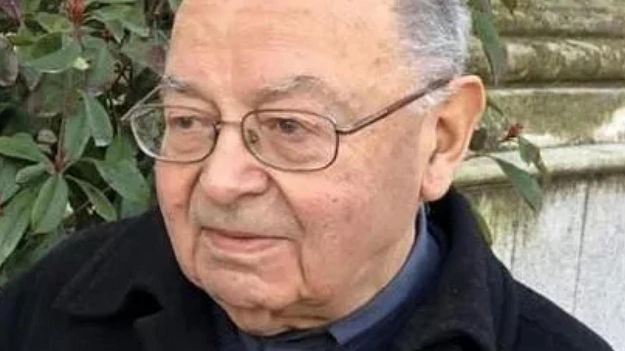 I giardini di piazza Volta, a ridosso del centro storico, sono stati dedicati alla memoria di monsignor Stefano Cerri (nella...