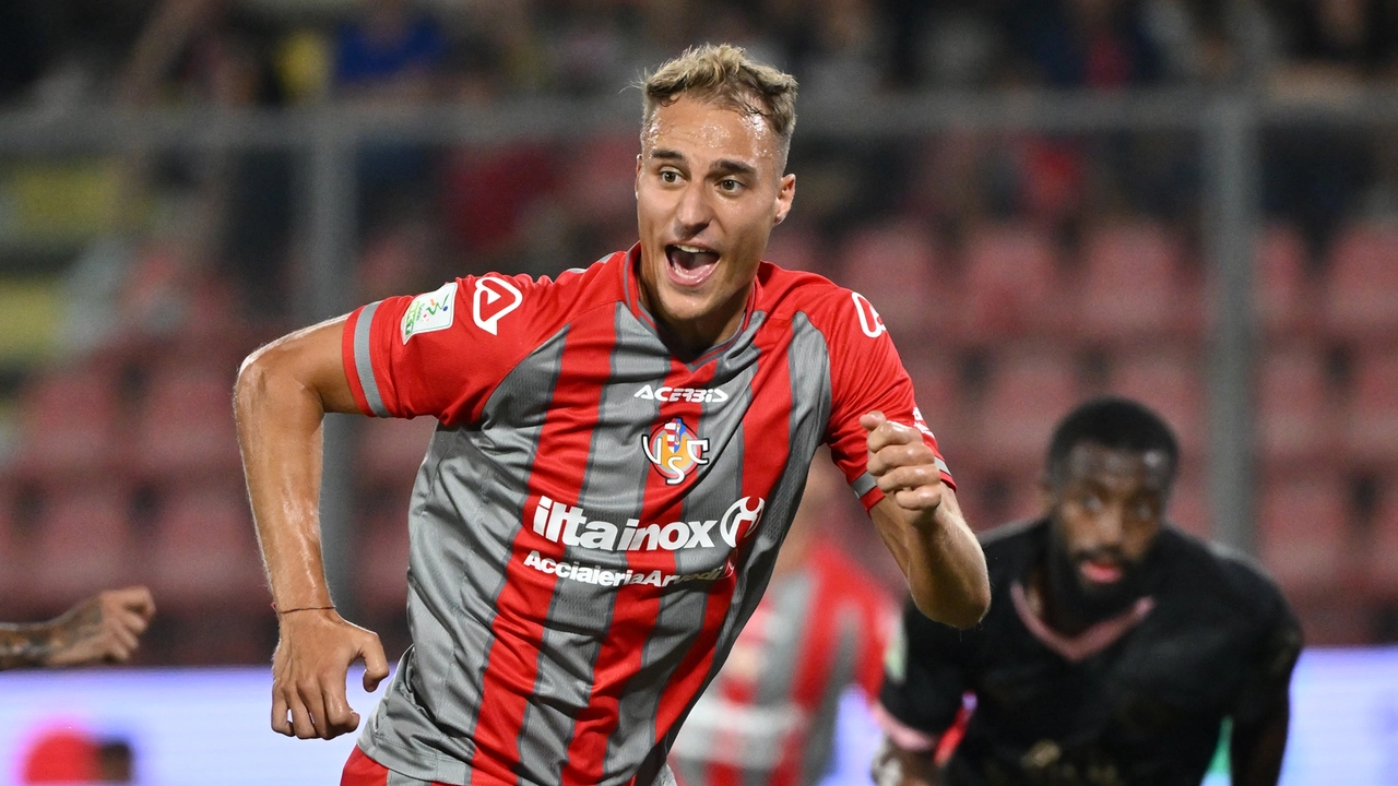 Manuel De Luca: suo il gol di testa che ha "salvato" la Cremonese contro il Modena Manuel De Luca: suo il gol di testa che ha "salvato" la Cremonese contro il Modena