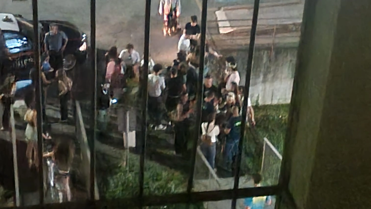 I giovani ubriachi e urlanti visti da un balcone I giovani ubriachi e urlanti visti da un balcone