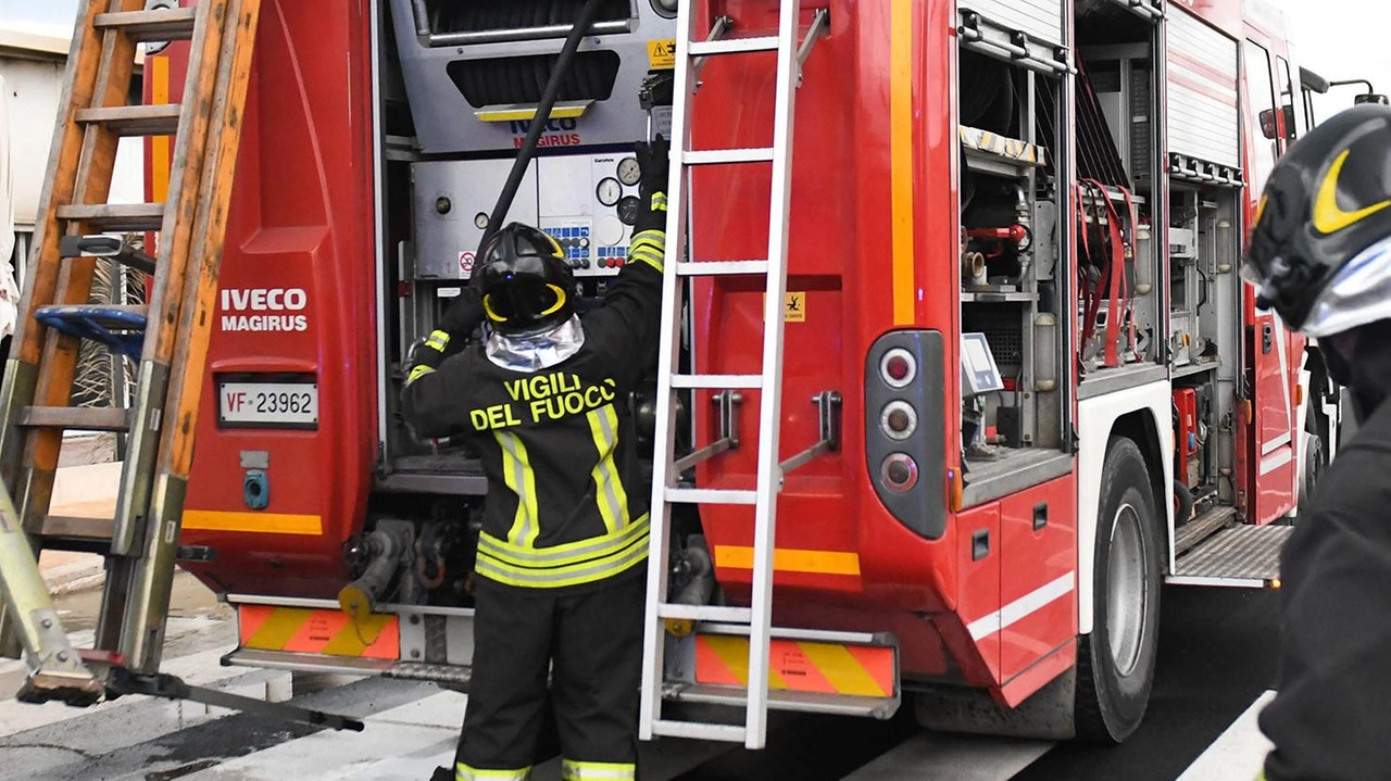 I vigili del fuoco hanno domato le fiamme Ancora da acertare le cause del rogo I vigili del fuoco hanno domato le fiamme Ancora da acertare le cause del rogo