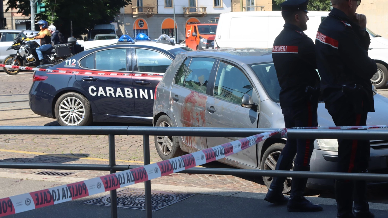 L’auto sporca di sangue con cui un amico ha portato Abdelaziz al Fatebenefratelli di Milano