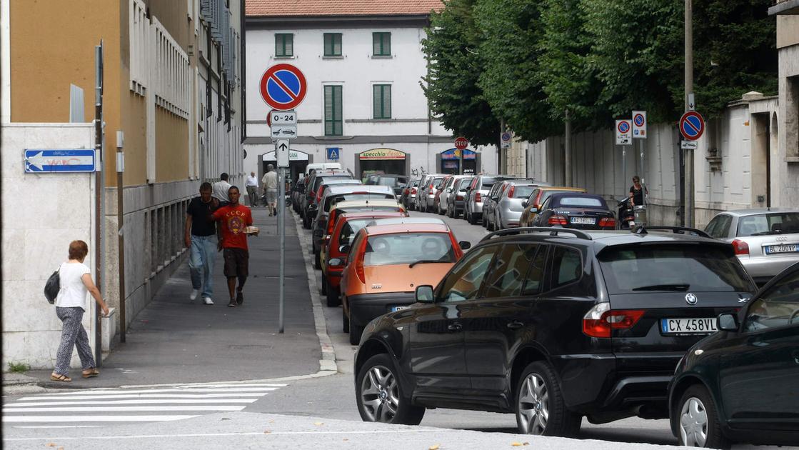 Aumentano le strisce blu a Monza, residenti infuriati: “Paghiamo per parcheggi che non si trovano e strade luride” Aumentano le strisce blu a Monza, residenti infuriati: “Paghiamo per parcheggi che non si trovano e strade luride”