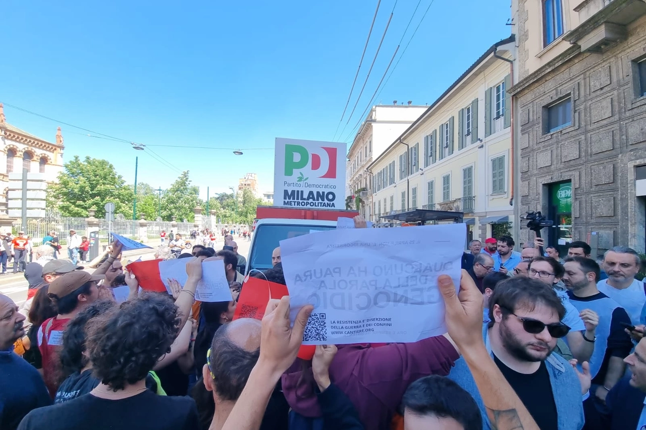 La contestazione al Pd da parte di alcuni manifestanti (Fasani/Ansa)
