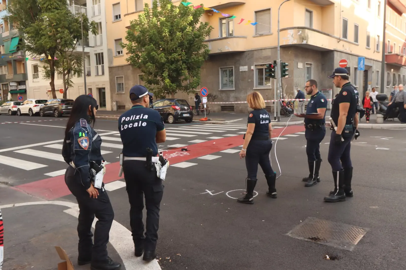 Milano, auto e moto si scontrano all’incrocio fra le vie Tolstoj e Vespri Siciliani: ferito centauro di 42 anni