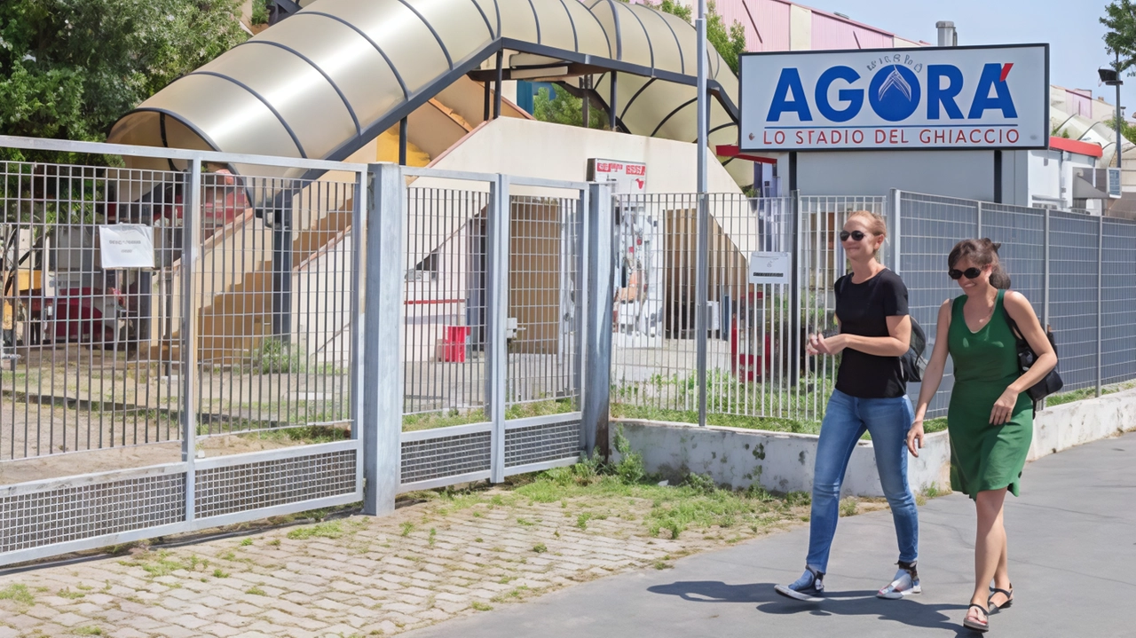L’ingresso dello stadio del ghiaccio Agorà quando era ancora in funzione