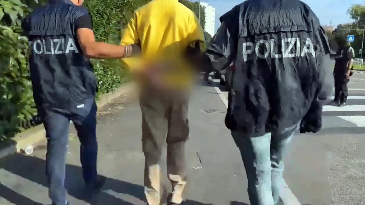 Un 28enne marocchino è finito in carcere, su ordinanza di custodia cautelare del gip di Milano eseguita dalla polizia, per istigazione a delinquere con finalità di terrorismo Un 28enne marocchino è finito in carcere, su ordinanza di custodia cautelare del gip di Milano eseguita dalla polizia, per istigazione a delinquere con finalità di terrorismo