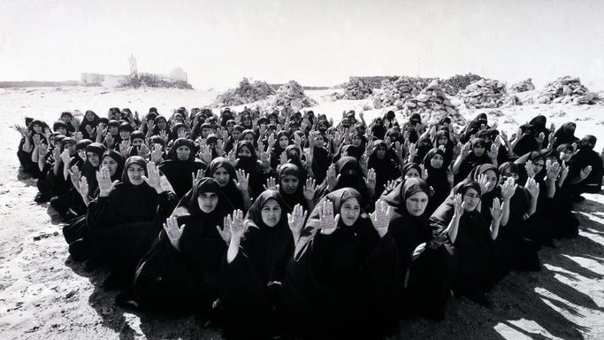 La mostra di Shirin Neshat al PAC di Milano esplora trent'anni di carriera con video-installazioni e opere fotografiche. La mostra di Shirin Neshat al PAC di Milano esplora trent'anni di carriera con video-installazioni e opere fotografiche.