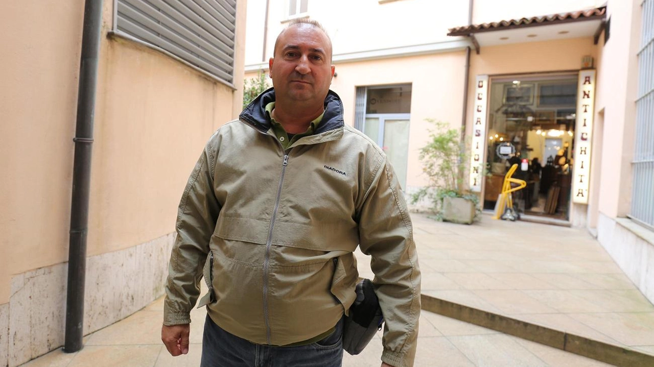 Salvatore Russo da dieci anni alla guida di autobus in servizio sulle tratte della Brianza, si batte per la sicurezza di colleghi e passeggeri Salvatore Russo da dieci anni alla guida di autobus in servizio sulle tratte della Brianza, si batte per la sicurezza di colleghi e passeggeri