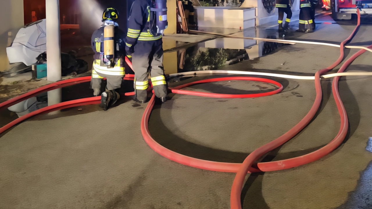 Esplosione in un capannone a Lissone: paura e intervento dei vigili del fuoco. Nessun ferito, ma indagini in corso per individuare la causa. Esplosione in un capannone a Lissone: paura e intervento dei vigili del fuoco. Nessun ferito, ma indagini in corso per individuare la causa.