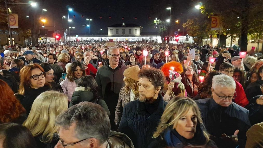 La Rete bergamasca contro la violenza di genere organizza un corteo il 25 novembre con oltre 680 firme e 50 adesioni, per fermare i femminicidi e promuovere la consapevolezza. La Rete bergamasca contro la violenza di genere organizza un corteo il 25 novembre con oltre 680 firme e 50 adesioni, per fermare i femminicidi e promuovere la consapevolezza.
