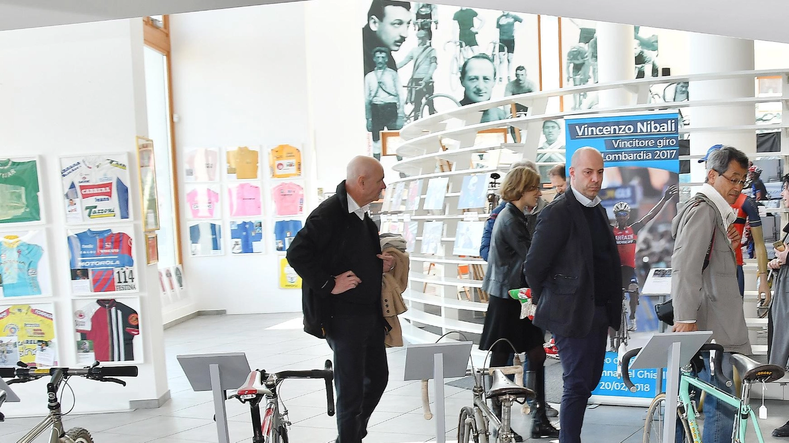 Il Museo del Ciclismo di Magreglio inaugura la mostra "Ghisallo in Giallo" in onore della partenza del Tour de France dall'Italia. Un omaggio alla storia della Grande Boucle con esposizioni e presentazioni di rilievo.