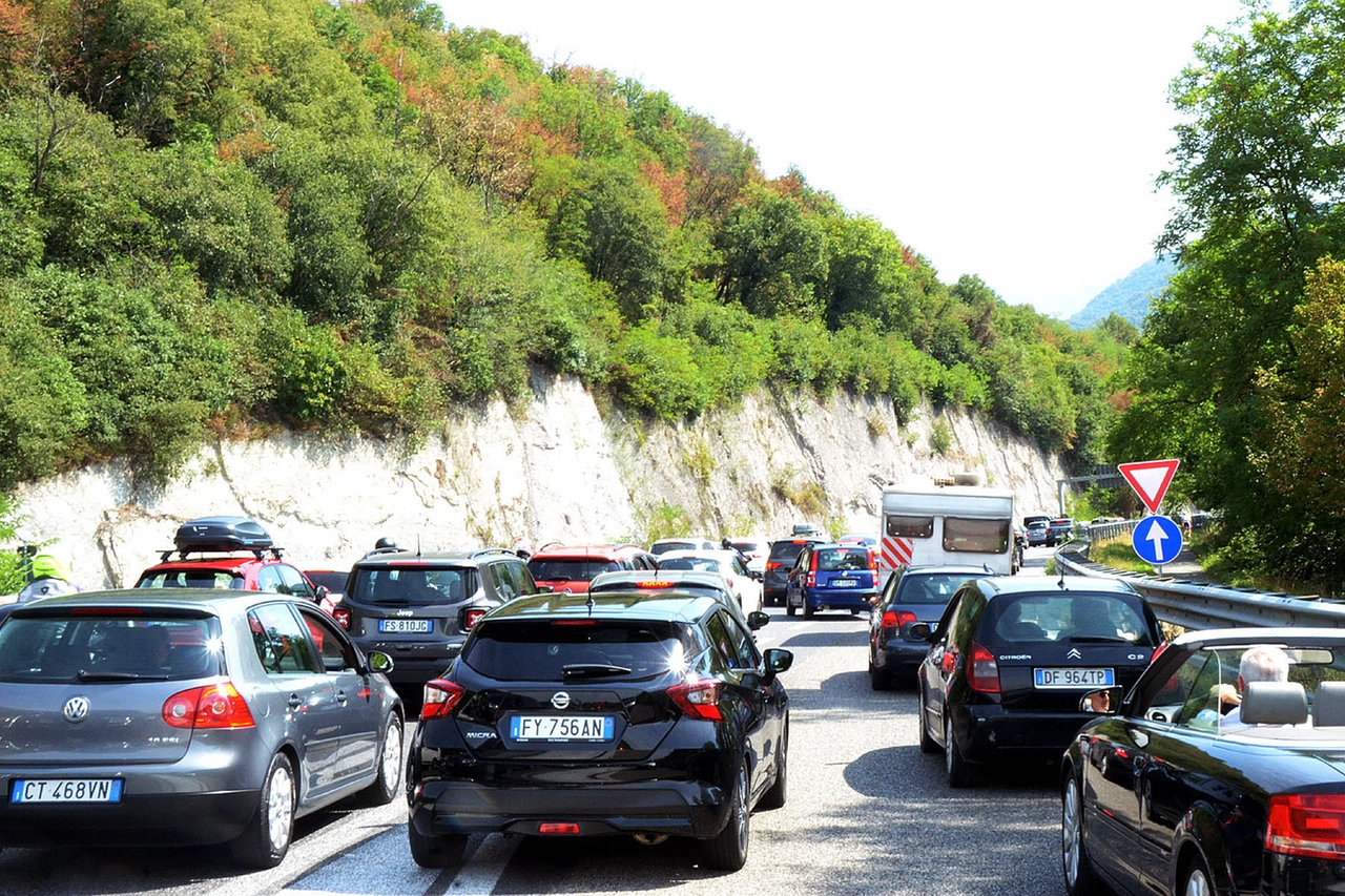 In coda nel tratto dell'alto lago della superstrada Milano-Lecco-Colico