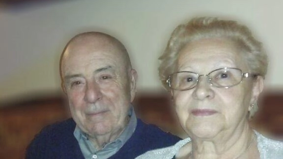 Anna Castoldi 86 anni e Giuseppe Rizzotti di 91 nell’immagine scelta dai figli per il manifesto funebre Anna Castoldi 86 anni e Giuseppe Rizzotti di 91 nell’immagine scelta dai figli per il manifesto funebre
