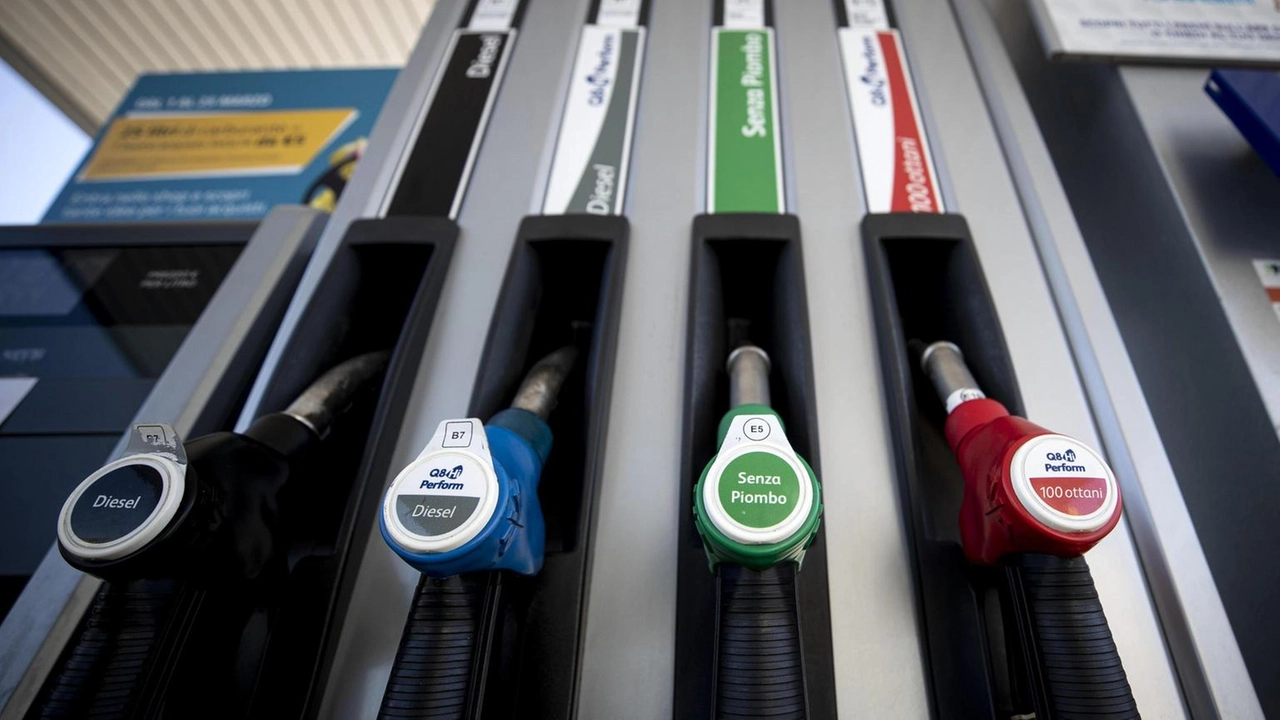 Maxi multe ai quei benzinai di Livigno che concordavano tra loro il prezzo di verde e diesel (Immagine d'archivio) Maxi multe ai quei benzinai di Livigno che concordavano tra loro il prezzo di verde e diesel (Immagine d'archivio)