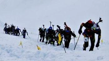 La 24esima edizione del Trofeo Mezzalama si terrà oggi sul Monte Rosa, con 320 squadre in gara nonostante il rischio meteo.