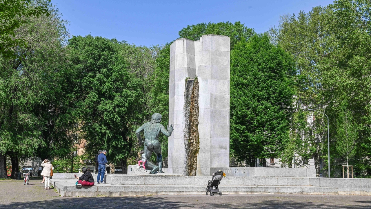 Una piccola piazza verde con una grande e singolare fontana al centro dedicata a un importante scultore scapigliato: Giuseppe...