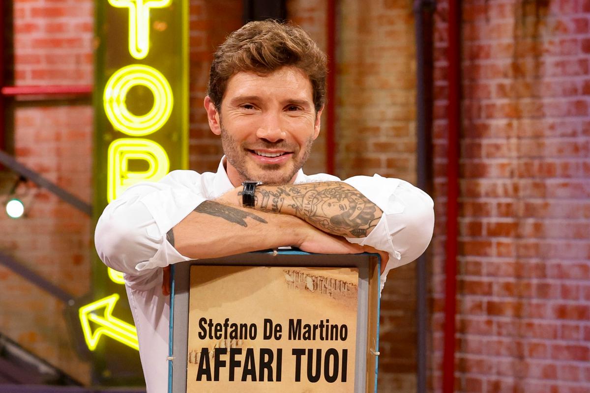 Stefano De Martino rapinato a Milano del Patek Philippe da 50mila euro: “Lascialo o ti sparo”