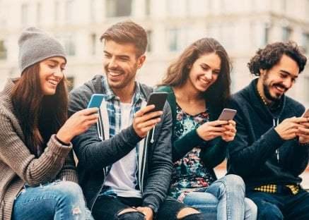 Tentano di rubare uno smartphone con la “tecnica del foglio” ma finiscono in manette Tentano di rubare uno smartphone con la “tecnica del foglio” ma finiscono in manette