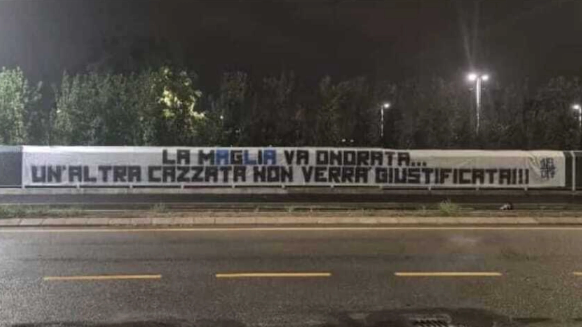 Lo striscione esposto sulle inferriate esterne del centro sportivo Bortolotti